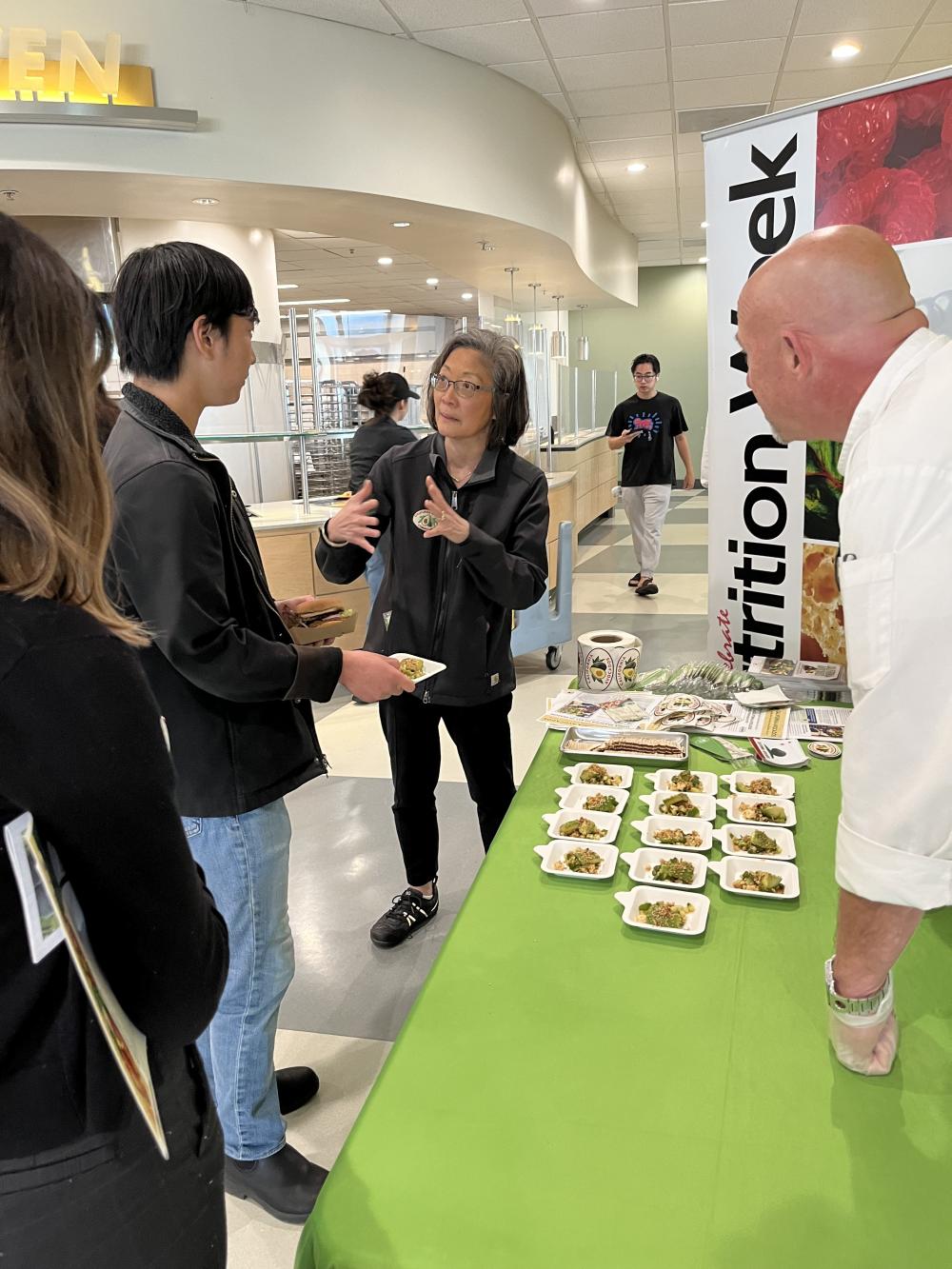 The CAC team spoke with students about the flavors and uniqueness of California avocados.