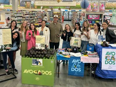 California avocado growers Jessica Hunter and Andy Lyall met with hyperlocal San Diego food and healthy living influencers during an in-store sampling event at Gelson’s in Del Mar to help kick off the season.